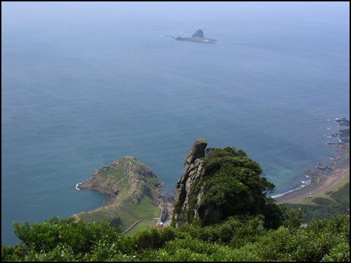 정상 바위에 앉아서 바라 본 용머리 해안과 형제섬 모습입니다. 